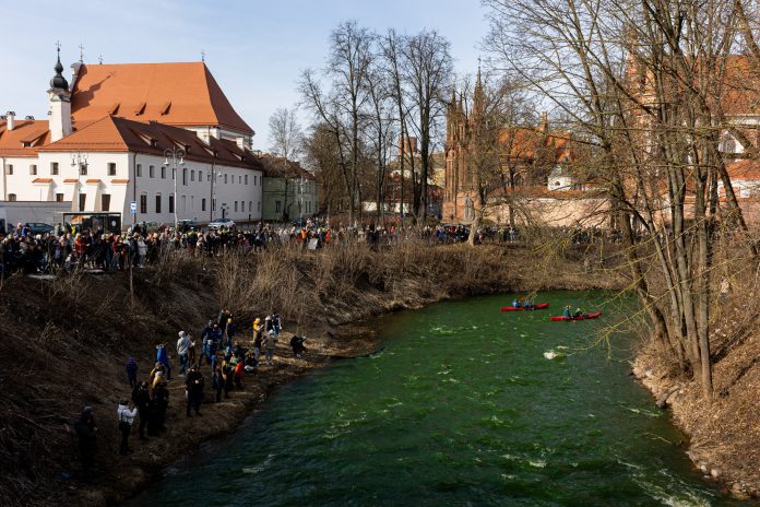 Šv. Patriko dieną žaliai nudažyta Vilnelės upė Vilniuje / BNS nuotr.