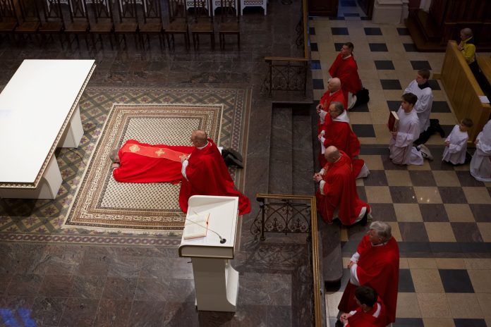 Kauno arkivyskupas Kęstutis Kėvalas meldėsi tylomis, guldamas ant grindų priešais altorių / Kauno arkivyskupijos nuotr.