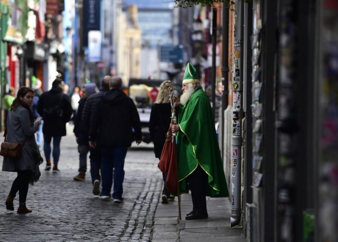 Šventojo Patriko kostiumu apsirengęs vyras vaikšto Temple Bar rajone Šventojo Patriko dieną Dubline, Airijoje / EPA nuotr.