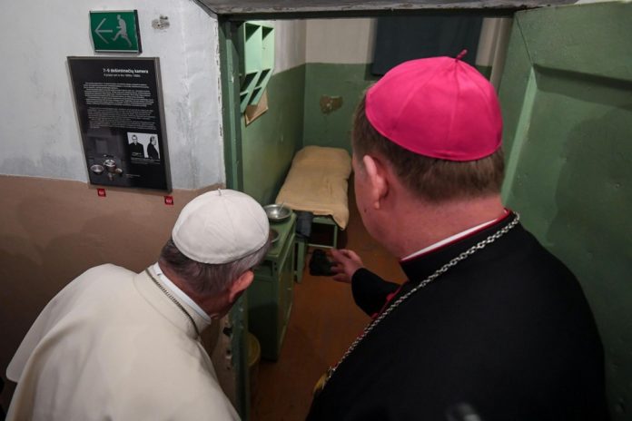Popiežius Pranciškus apžiūri kalėjimo kamerą per vizitą Okupacijų ir laisvės kovų muziejuje Vilniuje, 2018 m. rugsėjo 23 d. / EPA nuotr.
