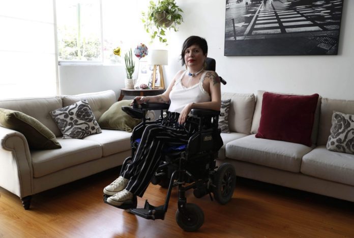 Ana Estrada, moteris, sirgusi polimiozitu, degeneracine raumenų liga, pozuoja interviu metu savo namuose Limoje, Peru, 2019 m. gruodžio 10 d. / EPA nuotr.