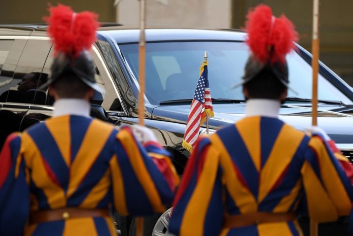 JAV prezidento Joe Bideno automobilis laukia Bideno privačios audiencijos su popiežiumi Pranciškumi metu San Damaso kieme Vatikane, 2021 m. spalio 29 d.