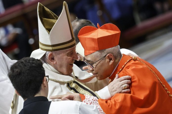 Singapūro arkivyskupas kardinolas Williamas Gohas (dešinėje) ir popiežius Pranciškus / EPA nuotr.