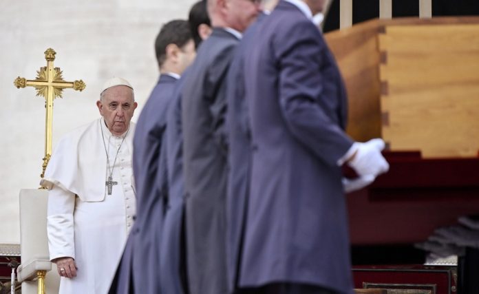 Popiežius Pranciškus per Benedikto XVI laidotuvės / EPA nuotr.