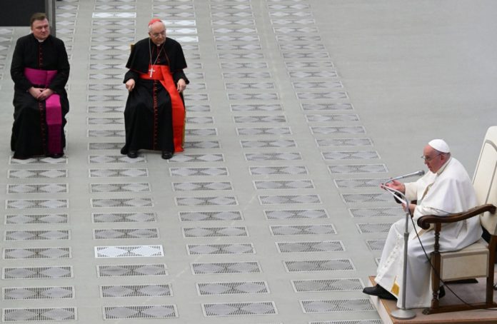 Europos Sąjungos vyskupų komisijos (COMECE) plenarinės asamblėjos dalyviai Vatikano Nervi salėje susitikime su popiežiumi Pranciškumi, Vatikanas, 2023 m. kovo 23 d. / EPA nuotr.