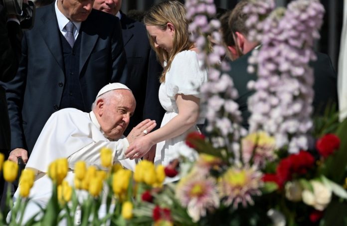 Popiežius Pranciškus laimina moterį / EPA nuotr.