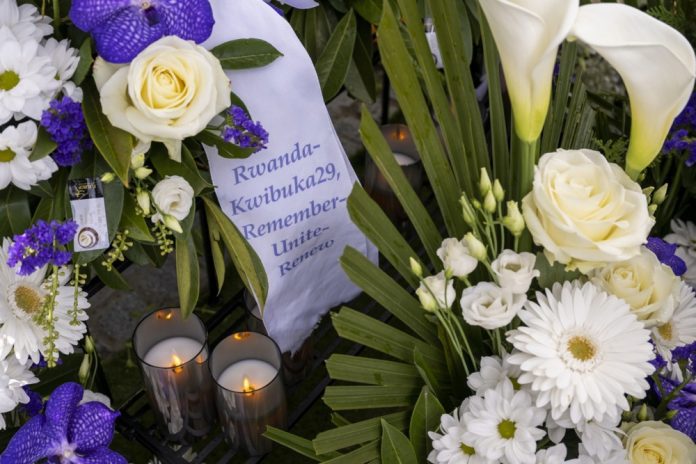 Gėlių vainikai prie atminimo vietos per minėjimą, skirtą Tarptautinei 1994 m. Ruandos hutų genocido aukų atminimo dienai paminėti, Tautų aikštėje priešais Jungtinių Tautų Europos būstinę Ženevoje (Šveicarija) / EPA nuotr.