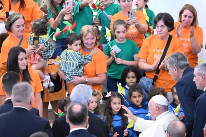Pranciškus (apačioje, trečias iš dešinės) susitinka su piligrimais ir vaikais per susitikimą su kai kurių labdaros centrų atstovais „Centro Paroquial de Serafin