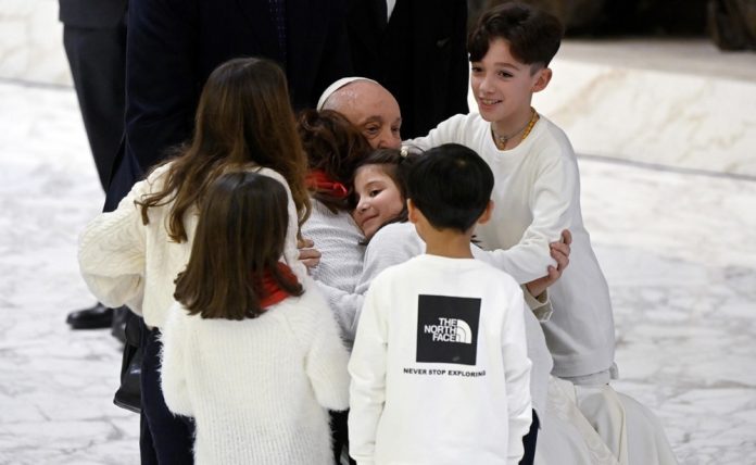 Popiežius Pranciškus su vaikais / EPA nuotr.