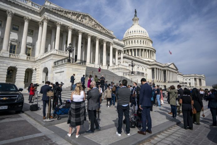 Žiniasklaidos atstovai renkasi prie Atstovų Rūmų po to, kai JAV Kapitolijuje, Vašingtone, JAV, 2024 m. kovo 13 d., buvo priimtas įstatymas H.R. 7521 