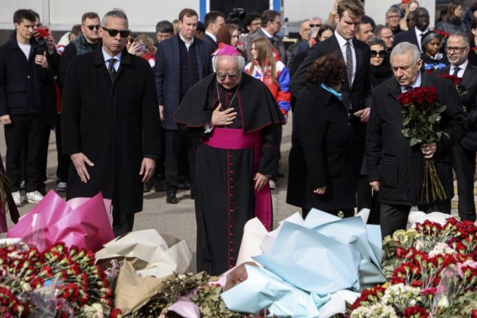 Ambasadoriai ir Rusijoje akredituotų diplomatinių misijų atstovai dalyvauja gėlių padėjimo ceremonijoje prie paminklo teroro akto aukoms atminti 