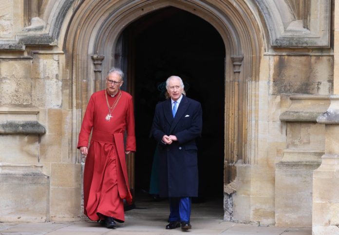 Didžiosios Britanijos karalius Karolis III (dešinėje) išvyksta iš Velykų pamaldų bažnyčioje Vindzoro pilyje Vindzore, Didžiojoje Britanijoje, 2024 m. kovo 31 d. / EPA nuotr.
