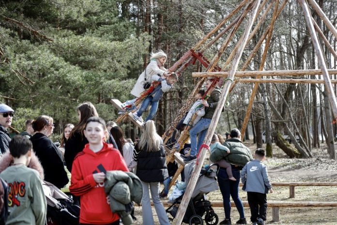 Vaikai Rygos (Latvija) žaidimų aikštelėje / EPA nuotr.