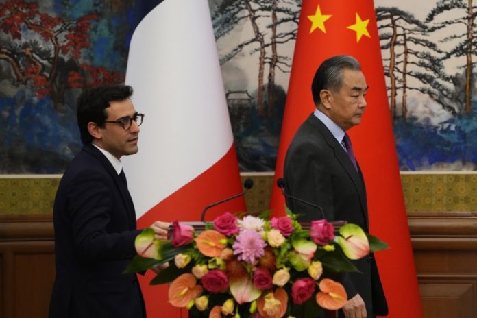 Kinijos užsienio reikalų ministras Wang Yi (dešinėje) ir Prancūzijos užsienio reikalų ministras Stephane'as Sejourne'as dalyvauja bendroje spaudos konferencijoje valstybiniuose svečių namuose Pekine, Kinijoje / EPA nuotr.