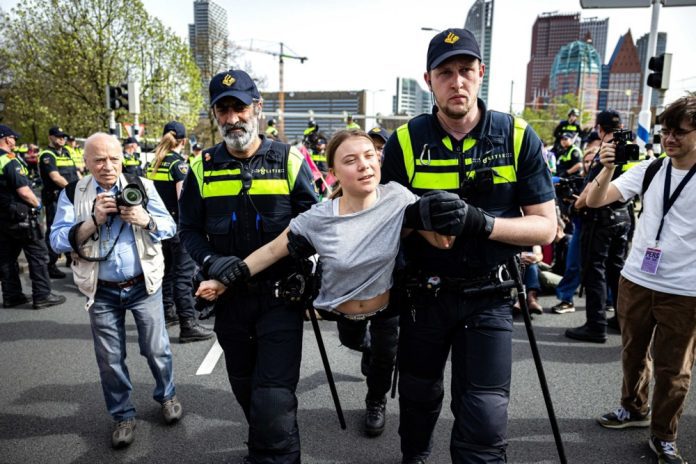 Nyderlandų policija šeštadienį sulaikė aplinkosaugos aktyvistę Gretą Thunberg