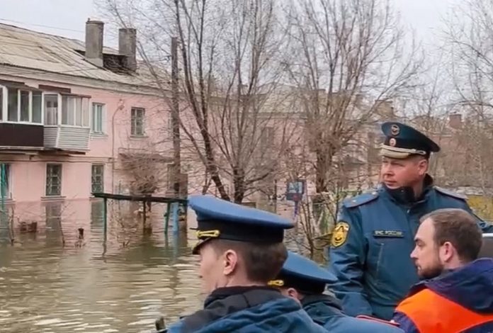 Nuotraukoje iš Rusijos nepaprastųjų situacijų ministerijos išplatinto vaizdo įrašo matyti, kaip Rusijos nepaprastųjų situacijų ministerijos gelbėtojai apžiūri potvynio zoną Orske, Orenburgo srityje, Rusijoje, 2024 m. balandžio 7 d. Dėl užtvankos griūties, kurią sukėlė maždaug 10 metrų pakilęs Uralo upės vandens lygis, į potvynio zoną pateko daugiau kaip 4 000 namų ir beveik 11 000 žmonių, teigia Rusijos nepaprastųjų situacijų