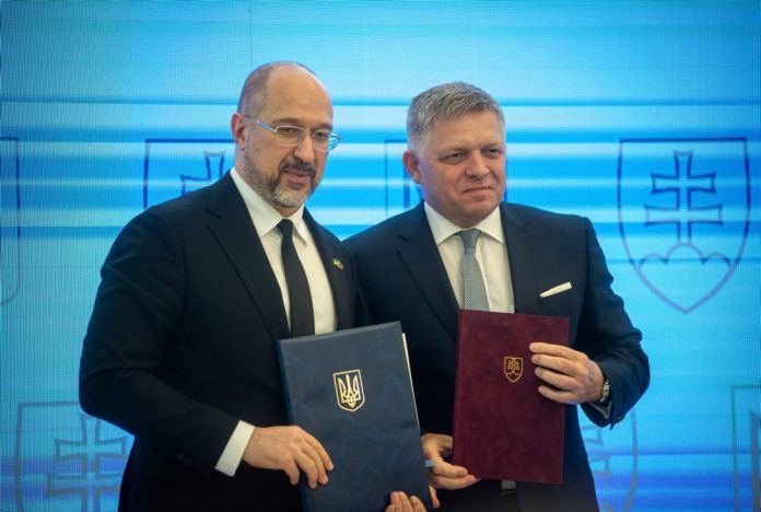 Ukrainos ministras pirmininkas Denisas Šmyhalas (L) ir Slovakijos ministras pirmininkas Robertas Fico (R) dalyvauja Slovakijos ir Ukrainos vyriausybių tarpvyriausybiniame susitikime Michalovcuose, Slovakijoje, 2024 m. balandžio 11 d.