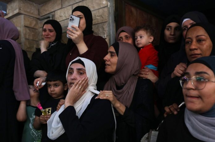 Palestiniečiai gedi per savo giminaičių, žuvusių per Izraelio kariuomenės reidą Vakarų Kranto Nour Šamso pabėgėlių stovykloje, laidotuves, 2024 m. balandžio 21 d. / EPA nuotr.