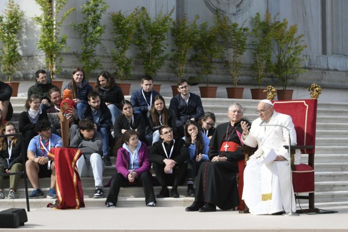 Popiežius Pranciškus su Venecijos jaunimu / EPA nuotr.