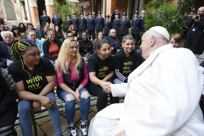 Popiežius Pranciškus moterų kalėjime Venecijoje / EPA nuotr.