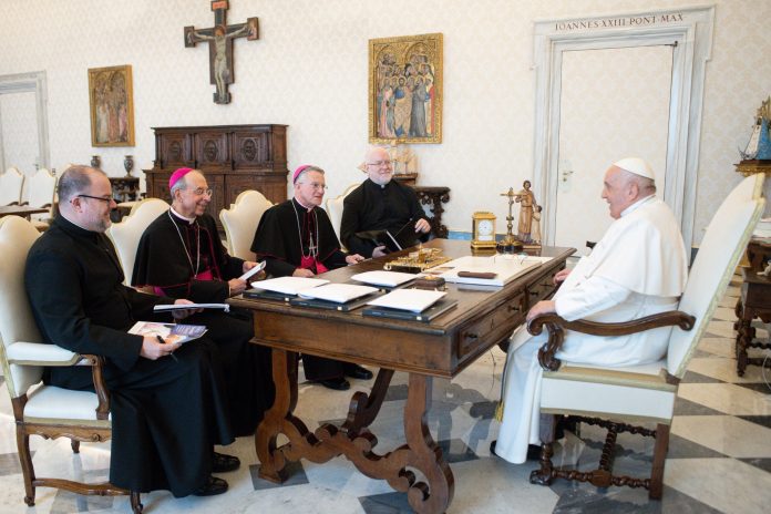 Baltimorės (JAV) arkivyskupas Williamas Lori (antras iš kairės) susitikime su popiežiumi Pranciškumi / JAV vyskupų konferencijos nuotr.