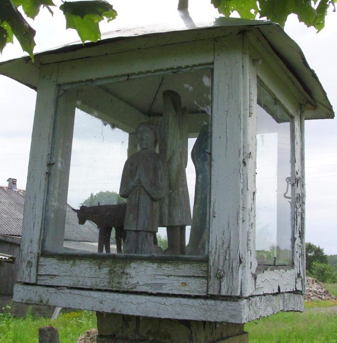 Koplytstulpis su skulptūromis Degučių II kaime, Laukuvos seniūnijoje, Šilalės rajone. Kultūros vertybių registro nuotrauka