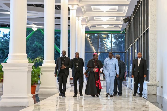 Kenijos valstybės rūmuose, Nairobyje, susitiko su Kenijos katalikų vyskupų konferencijos vadovybe.