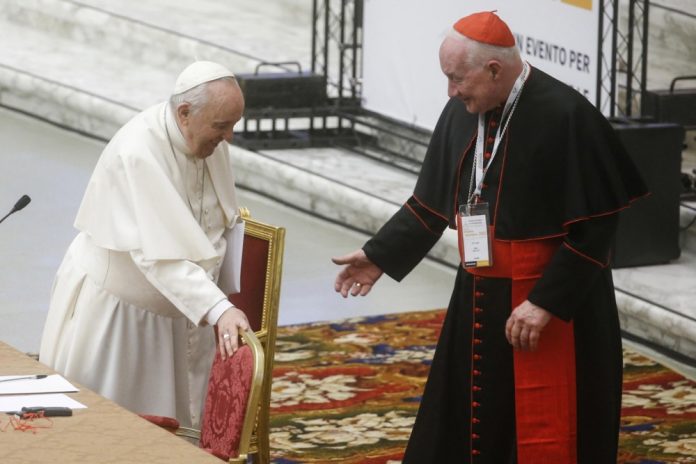 Popiežius Pranciškus (L) ir Kanados kardinolas Marc Ouellet dalyvauja tarptautiniame teologiniame simpoziume 