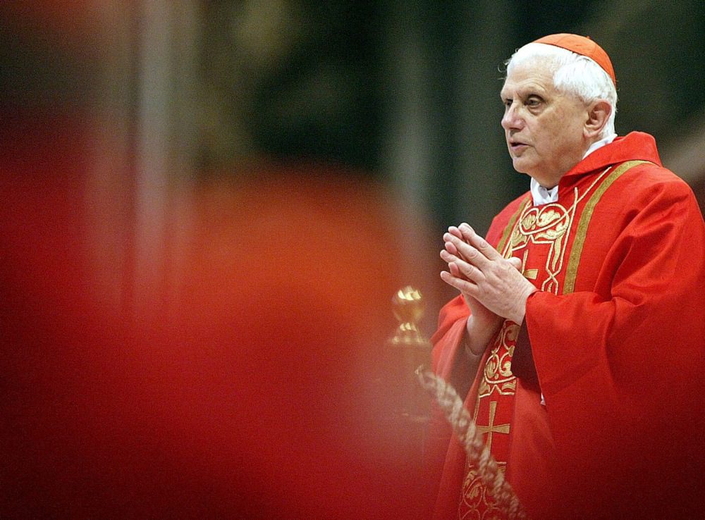 Vokietijos kardinolas Josephas Ratzingeris vadovauja Mišioms "Pro Eligendo Papa" Šventojo Petro bazilikoje, Vatikane, 2005 m. balandžio 18 d., pirmadienį.