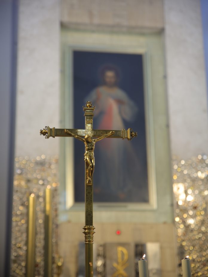 Kryžius ir Dievo Gailestingumo paveikslas / Vilniaus arkivyskupijos nuotr.