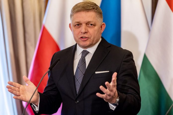 Slovakijos premjero Roberto Fico (Roberto Fico) gyvybei pavojus nebegresia,