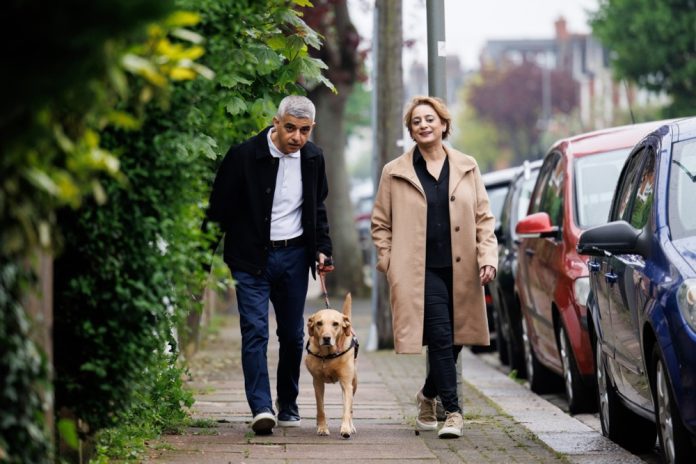 Londono meras Sadiqas Khanas (L) ir jo žmona Saadiya Khan (R) su šunimi Luna atvyksta į rinkimų apylinkę balsuoti vietos rinkimuose Londone, Didžiojoje Britanijoje, 2024 m. gegužės 2 d.