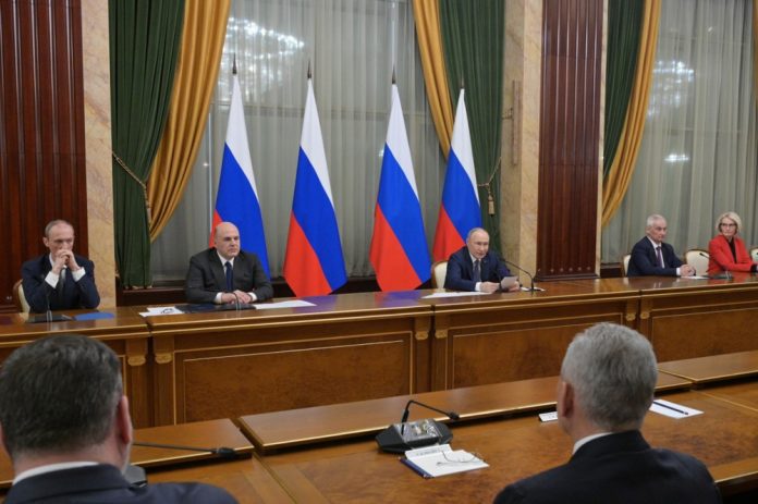 Rusijos prezidentas Vladimiras Putinas (centre) ir ministras pirmininkas Michailas Mišustinas (antras iš kairės) dalyvauja susitikime su Rusijos vyriausybės nariais Maskvoje, Rusija, 2024 m. gegužės 6 d. / EPA nuotr.