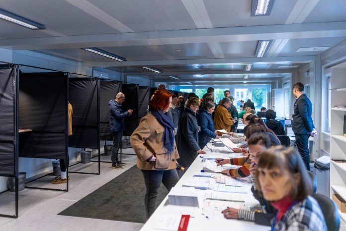 Lietuvoje prasidėjo prezidento rinkimai ir referendumas dėl pilietybės