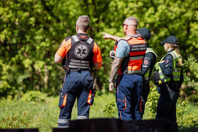 Ugniagesiai gelbėtojai ir policijos pareigūnai ieško žmogaus