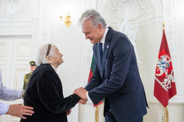 Prezidentas ordino „Už nuopelnus Lietuvai“ medaliu apdovanojo 51 mamą ir globėją / LR Prezidentūros / Roberto Dačkaus nuotr.