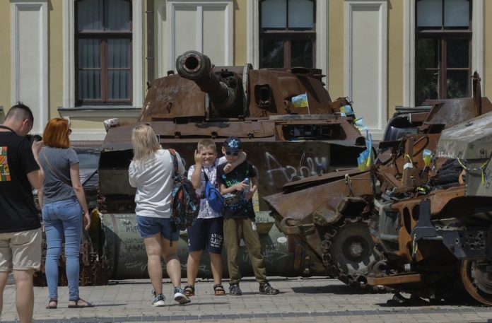 Ukrainiečių pasitikėjimas V. Zelenskiu - žemiausias nuo karo pradžios, skelbia apklausa