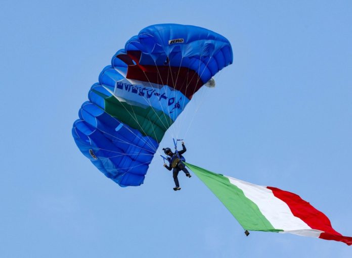 Italijos parašiutininkas su šalies vėliava per G-7 aukščiausiojo lygio susitikimą Borgo Egnazijoje, Brindisyje, Italija, 2024 m. birželio 13 d. / EPA nuotr.