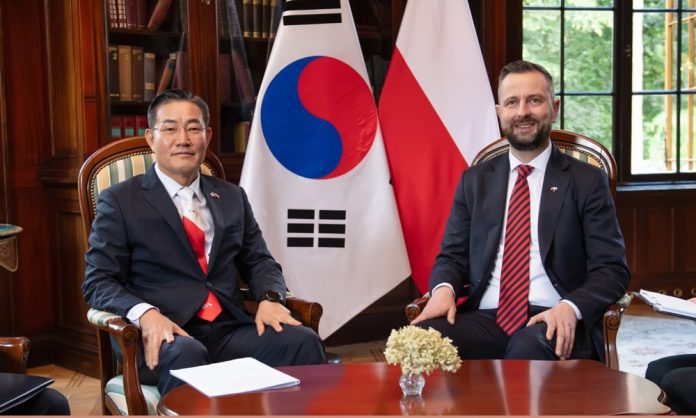 Pietų Korėjos gynybos ministras Shin Won-sik (kairėje) ir jo kolega iš Lenkijos Wladyslawas Kosiniakas-Kamyszas tariasi dėl bendradarbiavimo gynybos pramonės srityje Varšuvoje (Lenkija) 2024 m. birželio 20 d. / EPA nuotr.