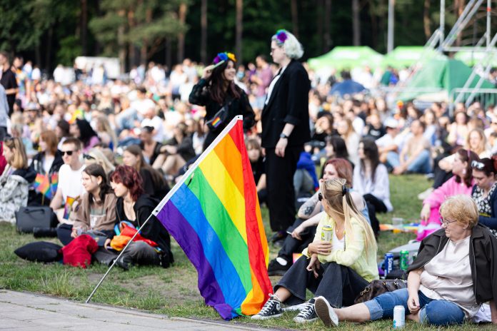 LGBTIQ vėliavą padegusiam vyrui - nemalonumai