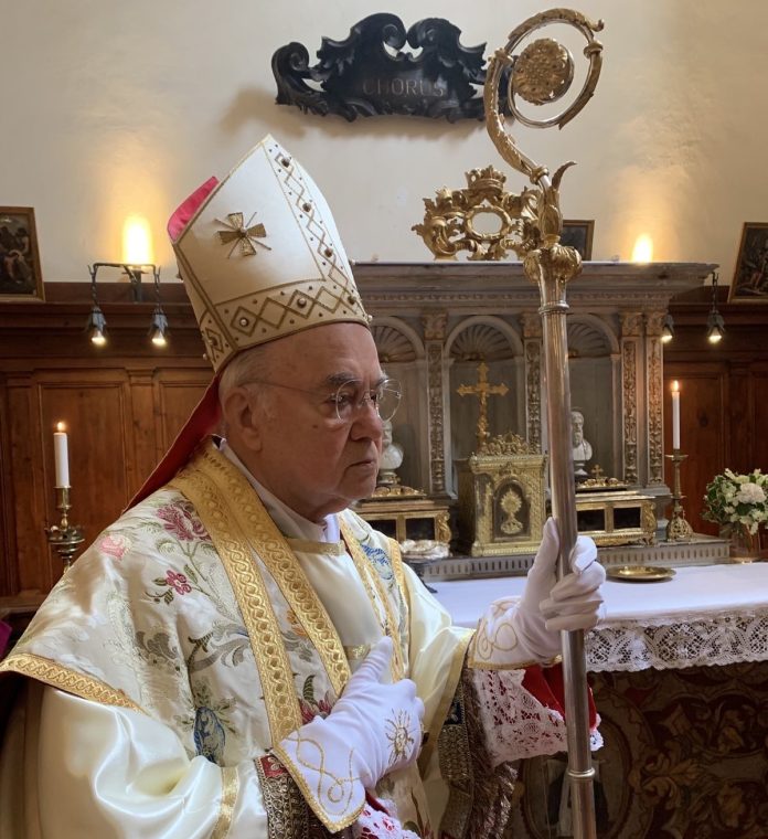 Arkivyskupas C. Vigano nepaiso Vatikano šaukimo į teismą: „Pranciškus nėra teisėtas Katalikų Bažnyčios popiežius