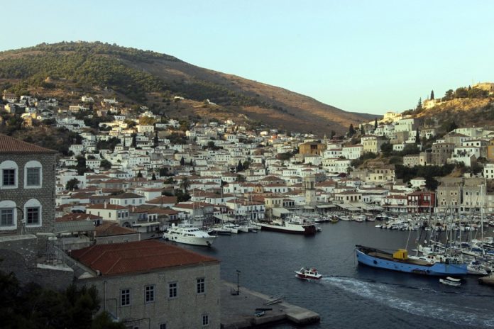 Graikijos Hidros saloje iš jachtos paleisti fejerverkai sukėlė pušyno gaisrą