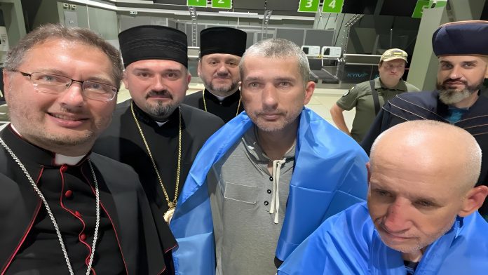 Išlaisvinti ilgai rusų kalinti ir kankinti Ukrainos kunigai