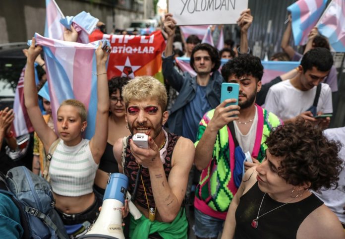 Draudžiamos LGBTQ eitynės Stambule vyko tik dešimt minučių