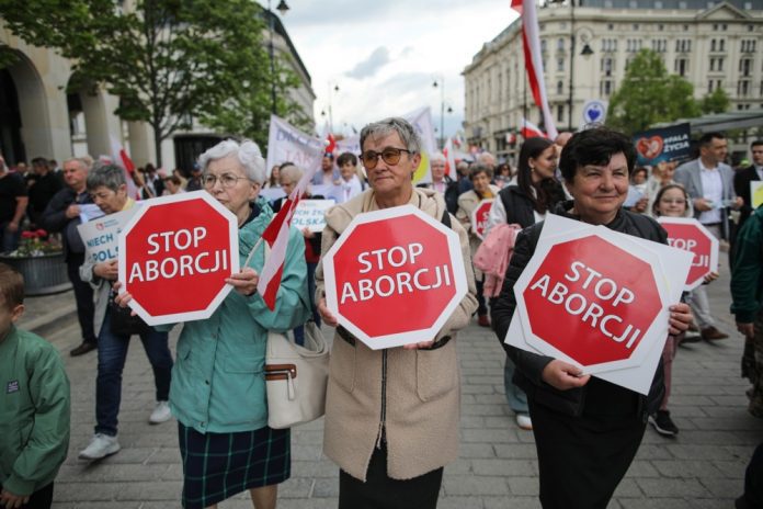 Balandžio 14 d. Varšuvos (Lenkija) gatvėmis vykusios nacionalinės eisenos už gyvybę „Tegyvuoja Lenkija!