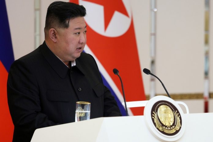 Šiaurės Korėjos gyventojai pradėjo segėti ženkliukus su lyderio atvaizdu