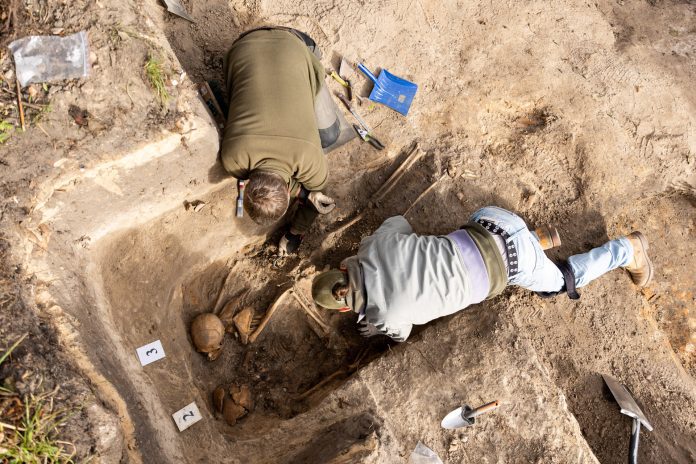 Merkinės miškelyje archeologai atkasė trijų partizanų palaikus