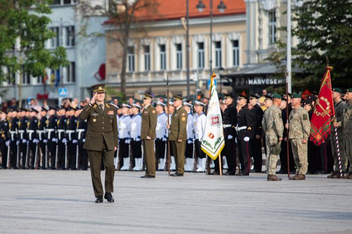 Trečiadienį Vilniuje iškilmingoje ceremonijoje pasikeitus Lietuvos kariuomenės vadams, pareigas perėmęs Raimundas Vaikšnoras sako, kad vienas pirmųjų jo darbų – lankymasis kariuomenės daliniuose ir karių problemų išklausymas