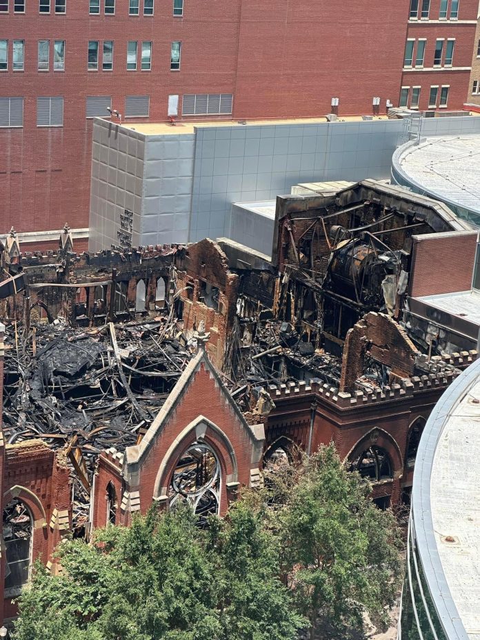 Baptistų astorius R. Jeffressas: D. Trumpas po gaisro susisiekė ir ištiesė pagalbos ranką