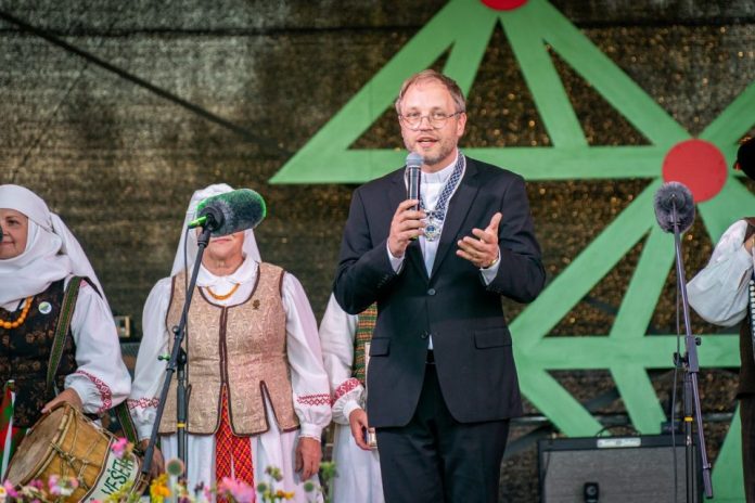 Panevėžio rajono Garbės piliečio regalijos įteiktos kunigui G. Jankūnui / Domo Urbono nuotr.